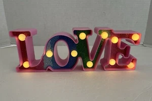 Letrero iluminado de letras de carpa de amor rosa con gemas de colores surtidos día de San Valentín - Imagen 1 de 9
