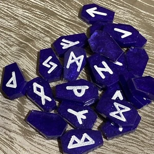 Coffin Shaped Deep Purple Shimmer Resin Rune Stones, Elder Futhark - Bild 1 von 9