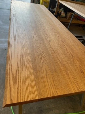 Mesa de comedor de roble blanco con borde vivo Foto 1 de 3