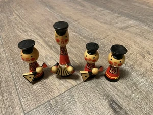 Vintage 4 Russi Folk Art Legno Musicisti Band Statuina Ornamento Bambola Giocattolo - Leggi - Foto 1 di 8