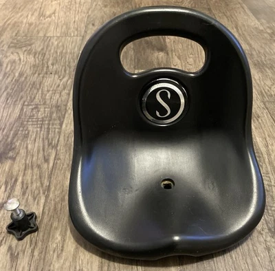 Piezas de triciclo Schwinn Roadster: asiento de triciclo negro con perno de montaje Foto 1 de 3