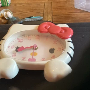 2011 Hello Kitty Pink Bow Hanging Wall Clock Sanrio Analog - Imagen 1 de 2