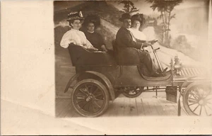 Cartolina RPPC Modello A Ford Auto 3 Cappelli Donna Piume 1 Uomo Studio Prop - Foto 1 di 2