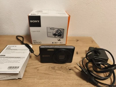 Sony Cyber-shot DSC-W830 20.1 MP Digitalkamera - Schwarz+Zubehörpaket - Bild 1 von 4
