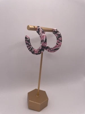 Розовый черный и белый дизайн серьги-кольца - Изображение 1 из 4