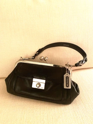 Это черная кожаная сумка-клатч Coach с серебристой рамкой kiss-lock - Изображение 1 из 4