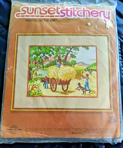 VINTAGE SUNSET STITCHERY NEEDLEWORK EMBROIDERY KIT HARVESTING THE HAY - Imagen 1 de 4