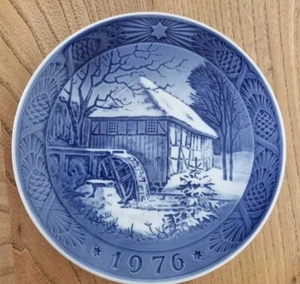 Royal Copenhagen Weihnachtsteller blau 1976.' VIBAEK WASSER-MÜHLE'. Sehr guter Zustand. - Bild 1 von 4