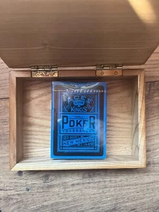 Aces Over Kings World Championship Poker Turnier Spielkarten Holzkiste - Bild 1 von 2