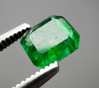 0.580 ct - Natural Green Color Swat Pakistan  loose Gemstone for jewelry - Image 1 of 4