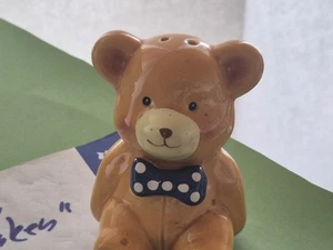 Linea Keramik Bär Würzstreuer Vintage, sitzend, blau gepunktete Fliege - Bild 1 von 3