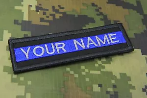 Toppa ricamata POLIZIA NOME PERSONALIZZATO TESTO SOTTILE LINEA BLU 5X1,25" SUPPORTO GANCIO - Foto 1 di 1