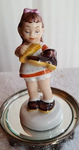 Estatuilla Vintage Royal Dux - Zapato de limpieza para niña - Imagen 1 de 4