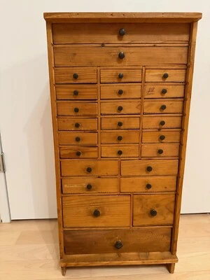 pequeño armario reloj con asas metálicas Foto 1 de 4