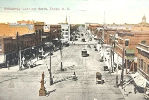 c1915 Cartolina fotografica - Broadway guardando a nord - Fargo, North Dakota ~ #-7752 - Foto 1 di 14