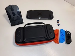 Funda de transporte negra y roja para Nintendo Switch con accesorios - Imagen 1 de 6