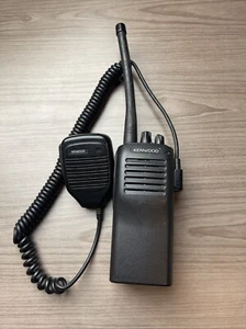 Kenwood TK-260G-1 VHF Radio 150-174 MHz Radio & Microphone For PARTS UNTESTED - Picture 1 of 7