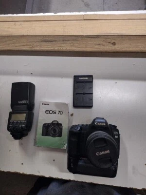 Canon EOS 5D Mark II con 75-300 mm EF 1:4-5.6 III lente y luz y cargador 2 baterías Foto 1 de 4