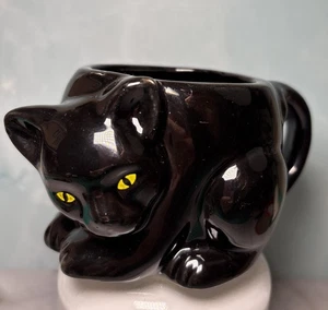 Vintage Halloween tiefschwarze Katze geformt glänzend Becher gelbe Augen 8 Unzen Tasse 3" hoch - Bild 1 von 9