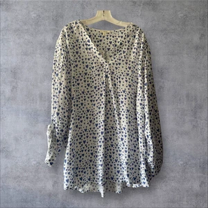 Como Blu Top Womens 3X White Blue Hearts V Neck Blouse Roll Tab Sleeves 1174 - Picture 1 of 6