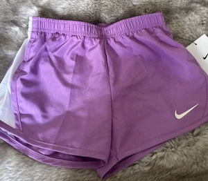 Nike Girls athletic gym Purple fuchsia Shorts Sz 4 4T NWT NEW $22 - Picture 1 of 4