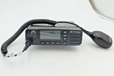 Radio móvil Motorola XPR 5550 AAM28TRN9WA1AN UHF 450-512 MHz 40 W GPS con micrófono Foto 1 de 4
