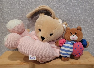 Juego de felpa Kids II Bear Pink Thermal Waffle Baby Musical Cuna Tirar y Sonajero 1998 Foto 1 de 4