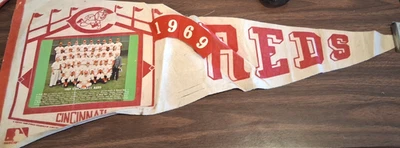 28" x 11" 1969 CINCINNATI REDS ROSTER PICTURE HANGING PENNANT FLAG - Image 1 of 4