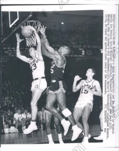 1962 Garry Roggenburk od Dayton vs Sam Smith pf Wichita Press Photo - Picture 1 of 2