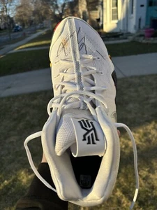 JASON TERRY GAME WORN SIGNED NIKE KYRIE 4 NCAA RARE SIZE 11.5 PHOTO MATCH BLOOD! - Picture 1 of 12