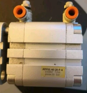 Cyllique pneumatique Festo ADVUL-40-20-P-A avec raccords à débit contrôlé 90° ADVUL4020PA. - Photo 1/8