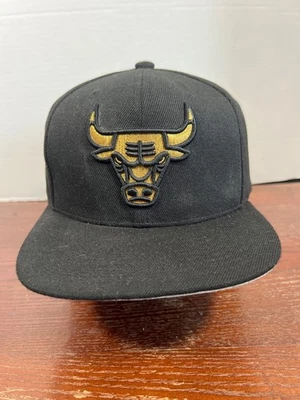 Chapéu Snapback Vintage Mitchell & Ness Chicago Bulls Logotipo Dourado Preto D4 - Imagem 1 de 4