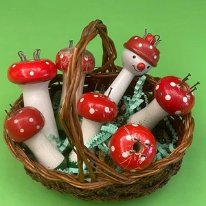 ALTES SPIELZEUG - PUPPENKORB AUS WEIDENGEFLECHT MIT 7 STRICKWAREN HOLZPILZE - Bild 1 von 18
