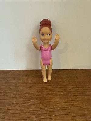 Boneca Barbie Kelly ginástica rosa collant terno criança - Imagem 1 de 2