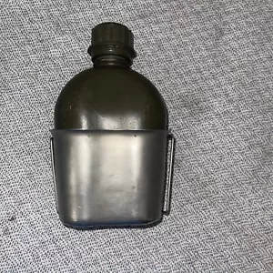 2002 Green army canteen with cup handcrest brand US Military Issue - Picture 1 of 5
