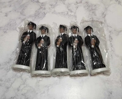 (5) Estatuilla de graduado masculino marrón vintage / adorno de pastel / túnica negra Foto 1 de 2