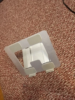 Soporte para monitor de computadora y tapa portátil gris buen estado usado Foto 1 de 3