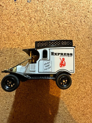 VANS Oxford Die Cast Edizione Limitata 1982 Daily Express Model Van 100T con scatola.