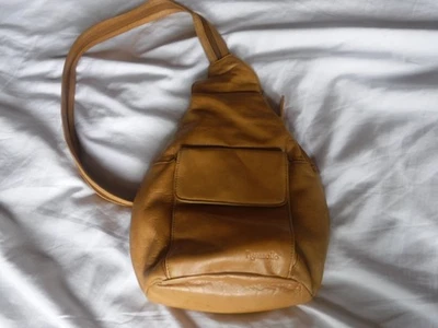 Mochila convertible vintage Y2K Tignanello de cuero marrón con cremallera trasera Foto 1 de 4