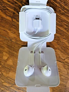 Apple Earbuds Earpods Przewodowe Lightning iPhone 8 NOWE - Zdjęcie 1 z 2