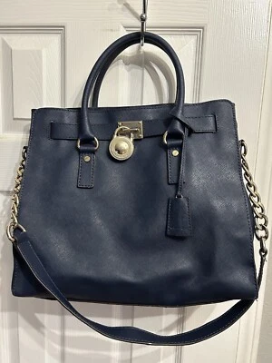 Bolsa de mão Michael Kors Hamilton grande couro saffiano azul marinho dourada - Imagem 1 de 4