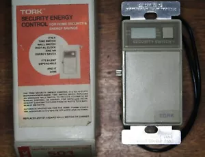 Tork No. 501 Digitaler Sicherheits-Wandlichtschalter automatisch dimmbar mit Uhr - Bild 1 von 6