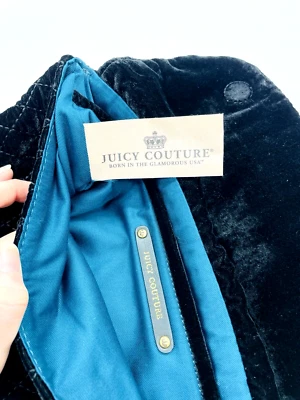 Cartera sin asas Juicy Couture EE. UU. negra acolchada con lazo cierre magnético 14" x 8" Foto 1 de 4