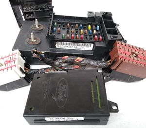 YL3T-14A067-AA Ford 2000 2001 F150 Fuse Box YL34-14B205-JA Gem Module OEM D45 - Picture 1 of 12