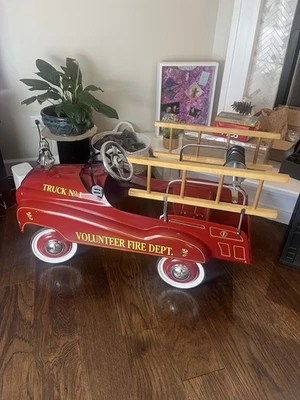 Camión de bomberos vintage de metal con pedales Prestine estado Foto 1 de 4