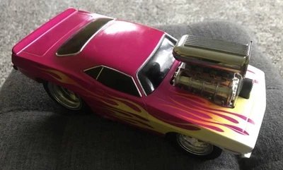 1970 Plymouth Cuda V-8 Pink Yellow Flames 2000 Muscle Machines Diecast 1:18 - Image 1 of 4