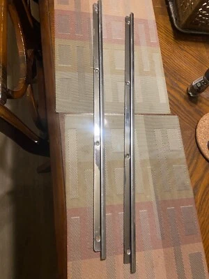 Pontiac GTO LeMans 1964-67 - retenedores de moldura de panel de puerta - par OEM Foto 1 de 2