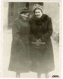 1953 Foto de DOS MUJERES EN ABRIGOS Y SOMBREROS DE MODA en Jarkov - Imagen 1 de 2