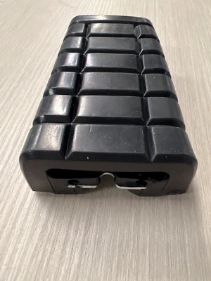 Резиновая передняя подножка Kawasaki Voyager XII 1987-2003 34028-1205 - Изображение 1 из 4