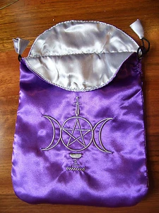 NUOVO DI ZECCA! BORSA SENSUALE WICCA SATINATA RICAMATA TAROCCHI & RUNE STREGONERIA - Foto 1 di 1